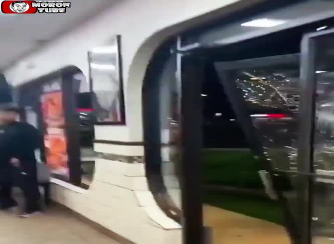 Video :He smashes a restaurant by crashing his car into it after a fight with staff